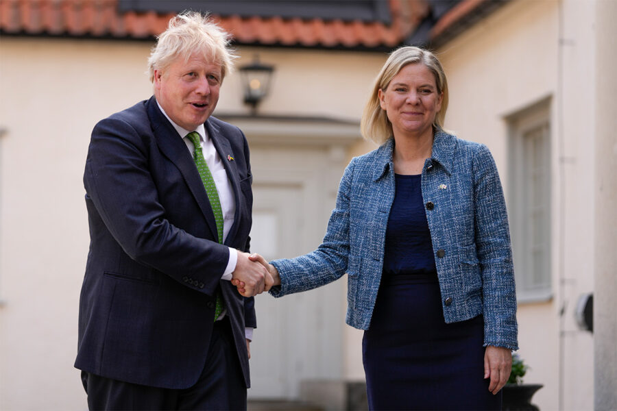 Premiärminister Boris Johnson och statsminister Magdalena Andersson (S) lovar varandra stöd vid en eventuell attack mot deras respektive länder.