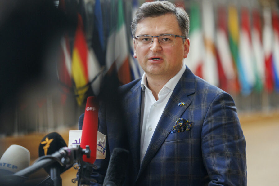 Ukrainas utrikesminister Dmytro Kuleba på väg in till måndagens EU-möte i Bryssel.
