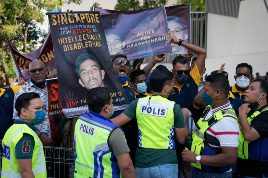 Demonstranter protesterar mot Singapores dödsdom mot malaysiern Nagaenthran K Dharmalingam utanför Singapores ambassad i Kuala Lumpur.