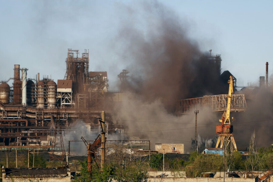 Röken stiger från stålverket Azovstal i Mariupol i lördags.