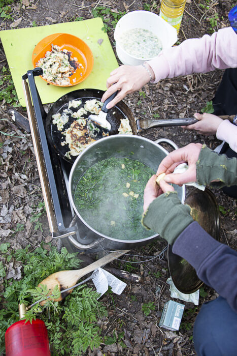 Nässelsoppa och svårstekta örtpannkakor tillagas på primuskök