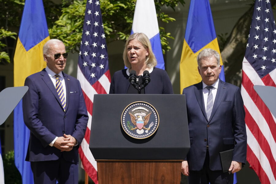 Statminister Magdalena Andersson tillsammans med Finlands presidetn Sauli Niinistö och USA:s president Joe Biden.