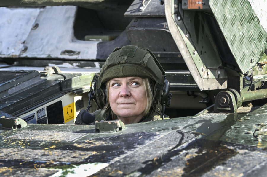 Statsminister Magdalena Andersson körde stridsvagn under en militärövning i Norge i mars i år.