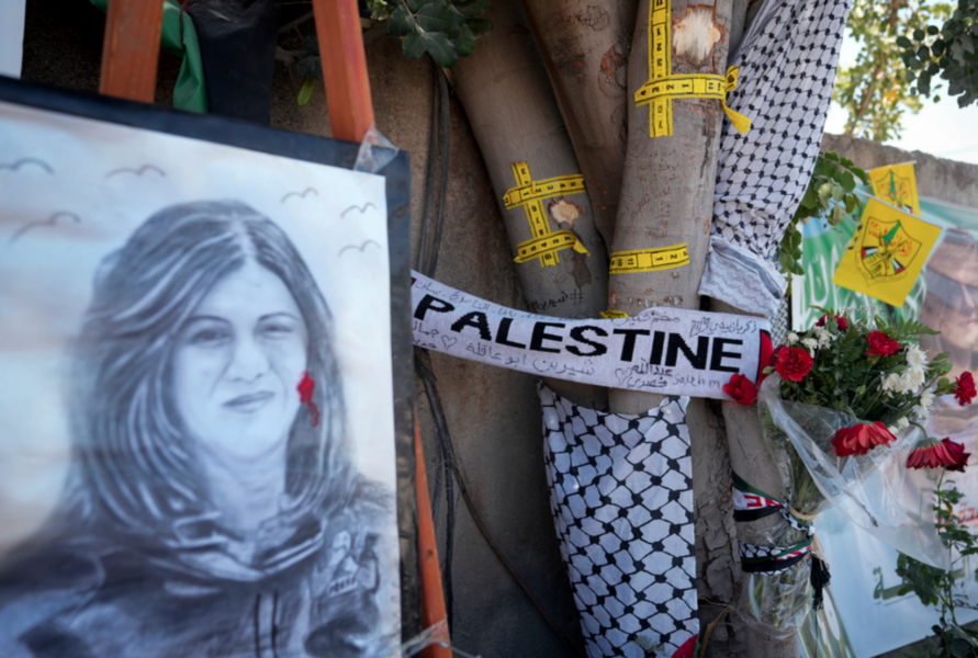 Palestinsk-amerikanska journalisten Shireen Abu Akleh hedras på den plats där hon sköts ihjäl.