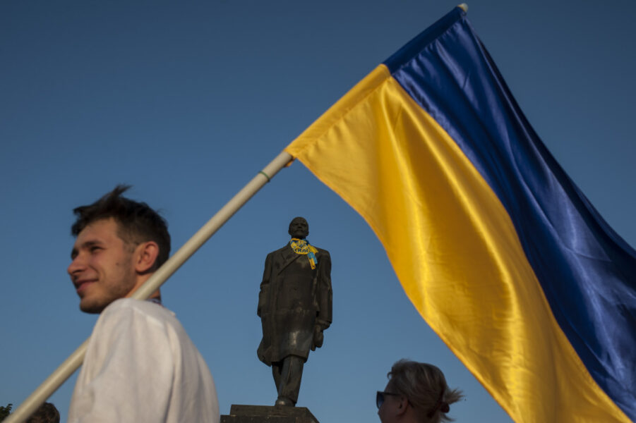 Ukrainsk flagga framför en staty av Lenin i Kramatorsk.