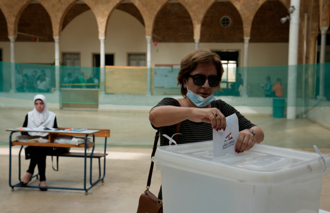 En libanesisk kvinna röstar i huvudstaden Beirut under söndagens parlamentsval.