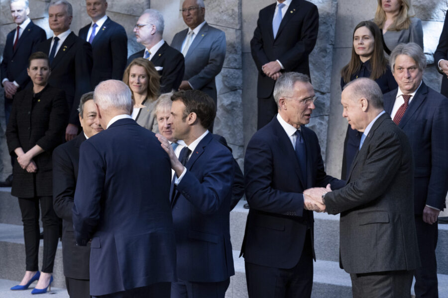 Till höger: Turkiets president Erdogan i handslag med Natos generalsekreterare Jens Stoltenberg.