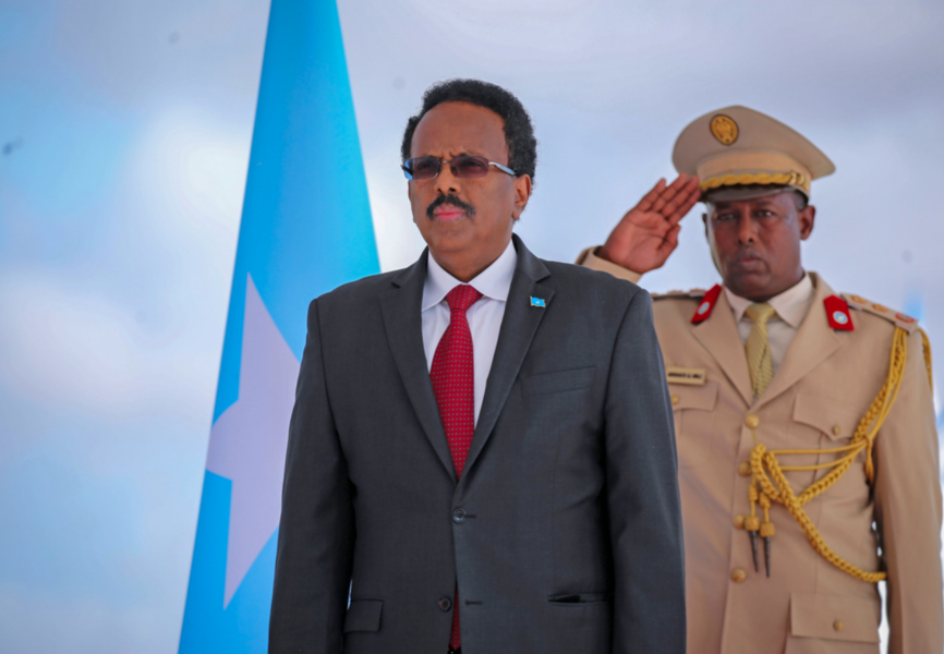 Somalias president Mohamed Abdullahi Mohamed, längst fram.