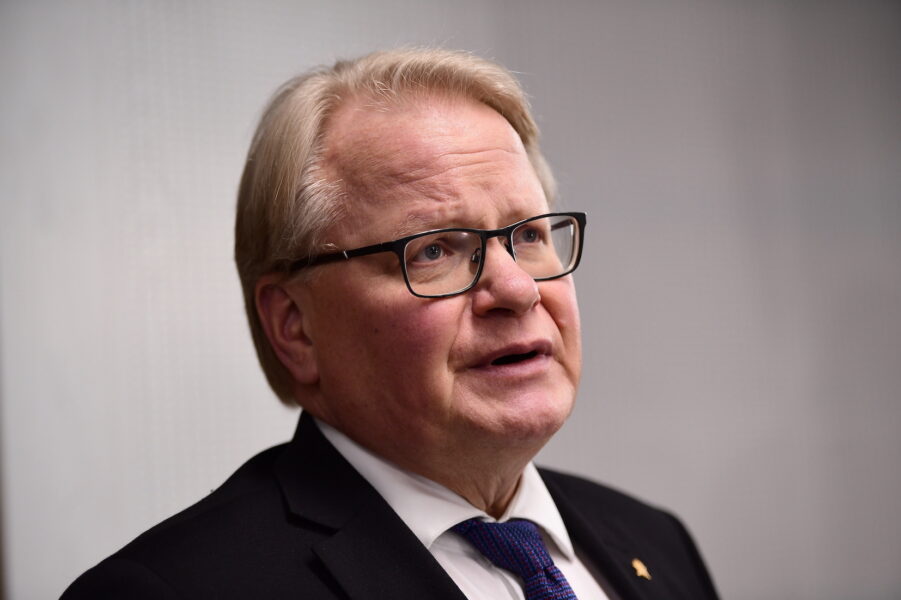 Riksdagens utrikesutskott föreslår riksdagen att säga ja till försvarsminister Peter Hultqvist (S) och regeringens förslag om att regeringen lättare och snabbt ska kunna begära militärt stöd från EU- och Natoländer vid allvarliga hot.