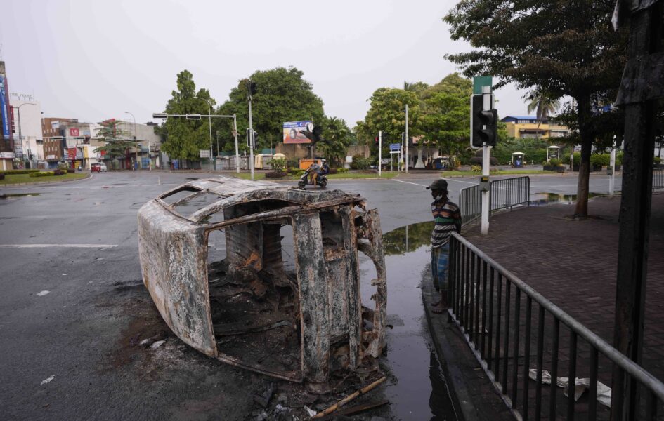 En utbränd bil i Colombo på tisdagen.