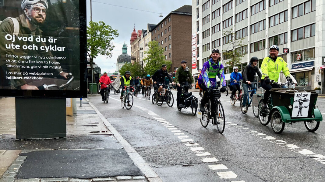 Cyklister manifesterade i centrala Stockholm idag.