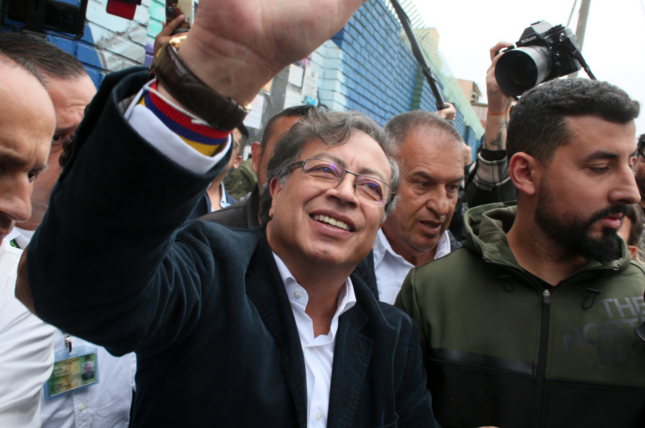 Vänsterkandidaten Gustavo Petro fick flest röster i den första omgången av presidentvalet i Colombia och kan bli landet första vänsterpresident.