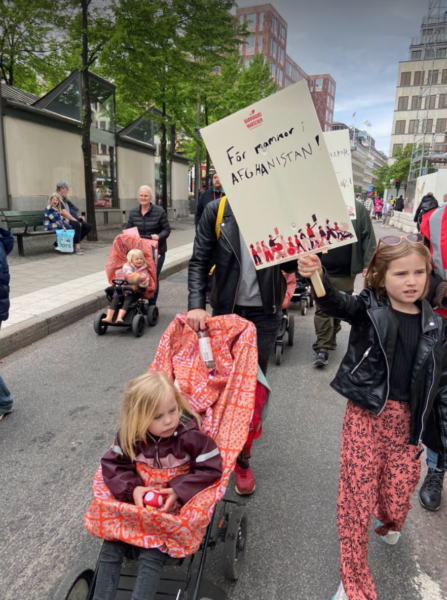 Deltagare vid Barnvagnsmarschen i Stockholm som ägde rum under lördagen.