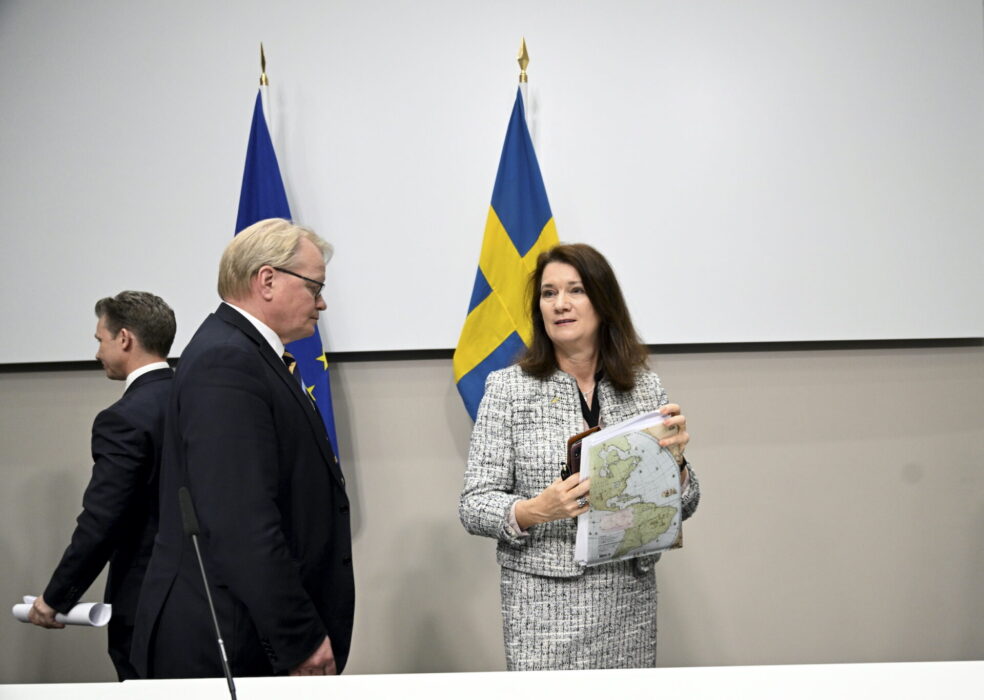 Försvarsminister Peter Hultqvist (S) och utrikesminister Ann Linde (S) presenterar den säkerhetspolitiska analysen under en pressträff i konferenscentret Lejonet i Stockholm.