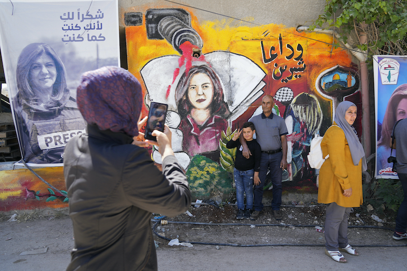 Palestinier besöker platsen där journalisten Shireen Abu Akleh sköts till döds.