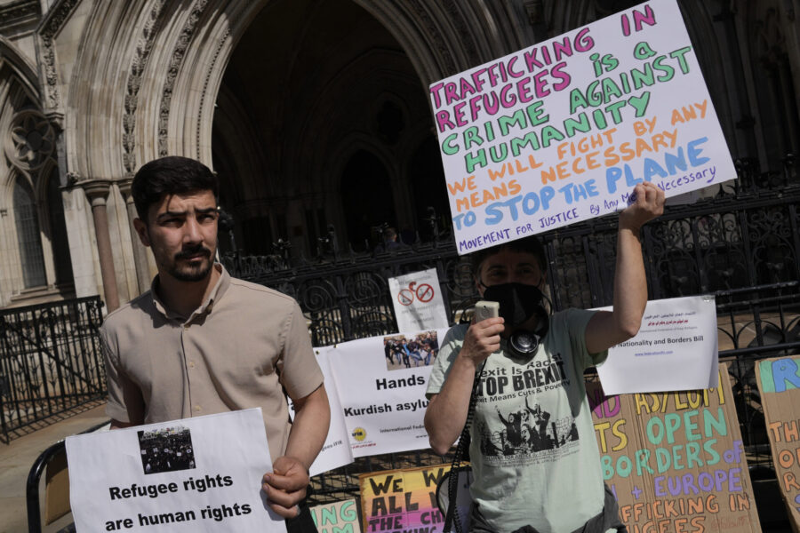 Protester utanför högsta domstolen i London under måndagen.