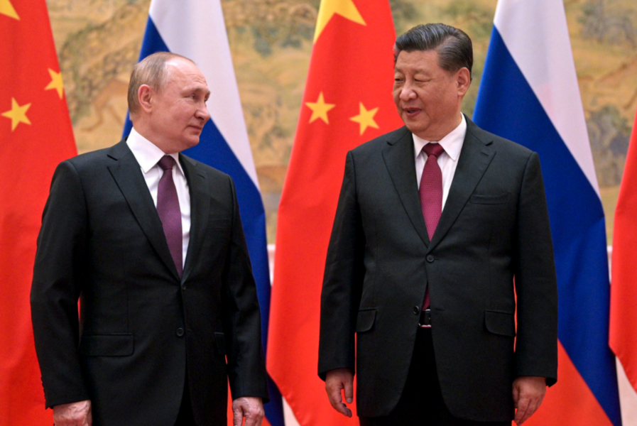 Rysslands president Vladimir Putin (vänster) och Kinas ledare Xi Jinping vid ett möte i Peking 4 februari.