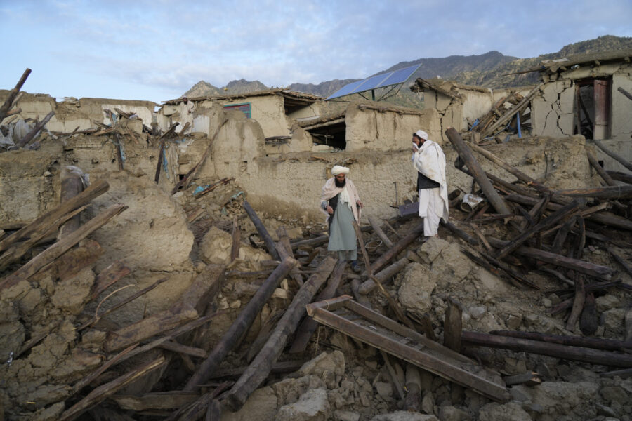 Minst 1000 personer har dödats och 2000 skadats i jordbävningen i Afghanistan.