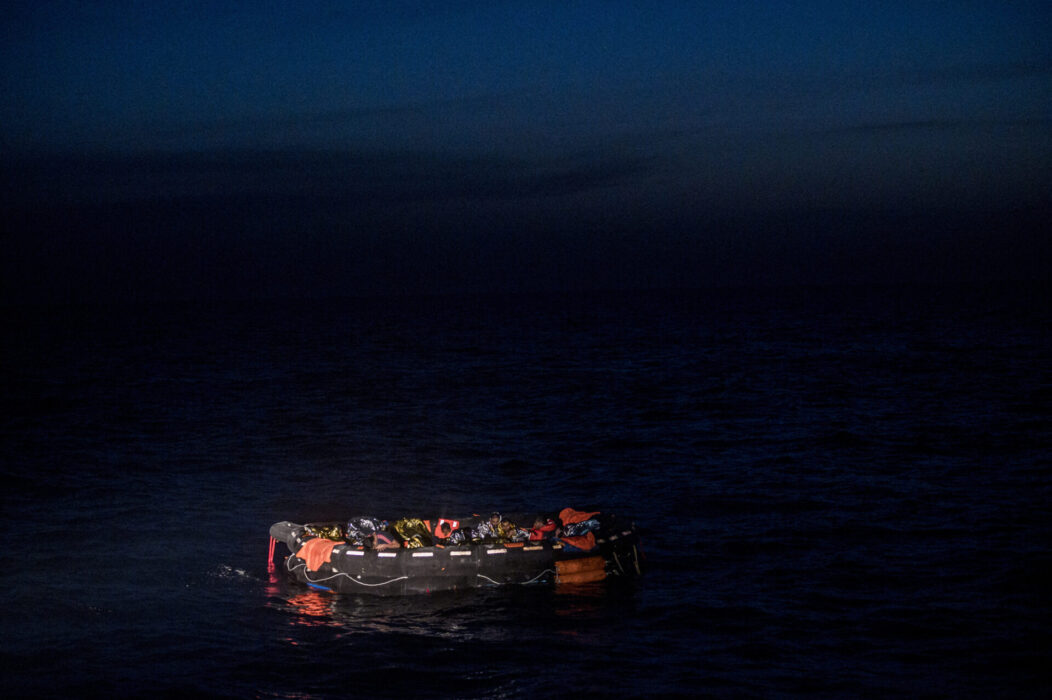 En flicka född på en flyktingbåt, som senare kom i land i Spanien, har beviljats medborgarskap i Spanien - trots att regeringen motsatt sig det.