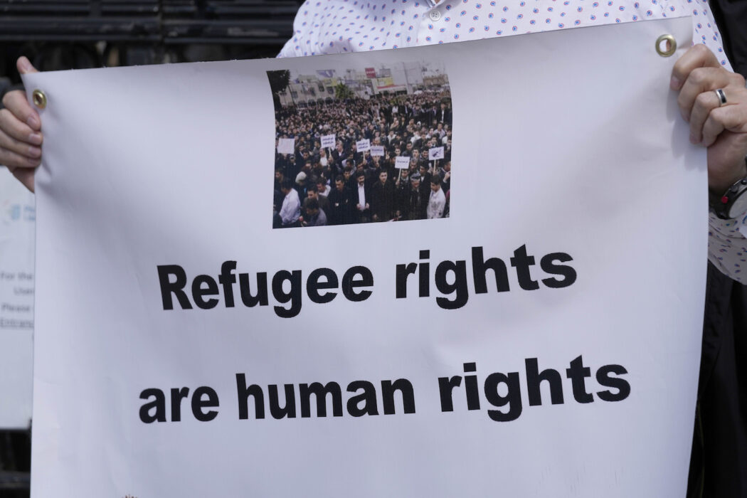 Demonstrant med plakattexten – Flyktingars rättigheter är mänskliga rättigheter – utanför en domstol i London som i fredags genom en dom godkände det kontroversiella beslutet att skicka brittiska migranter till Rwanda.