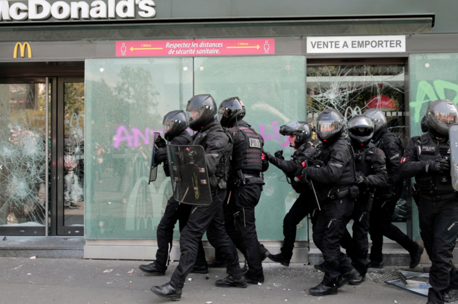 Kravallpoliser vid demonstrationer i Paris på 1 maj i år.