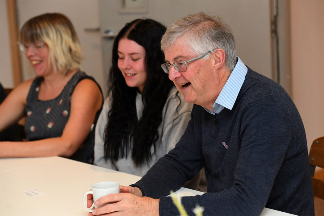 Wales försteminister Mark Drakeford träffar unga som levt i familjehem eller boenden i samhällets regi i Cardiff.