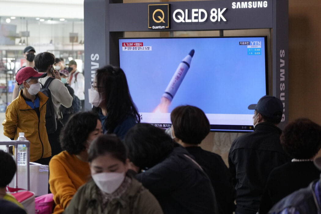 Ett sydkoreanskt nyhetsprogram visar en arkivbild från ett av Nordkoreas robottester.