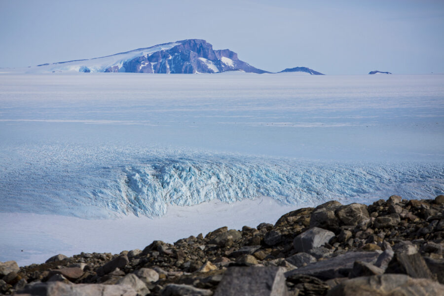 För första gången har mikroplaster hittats i nyfallen snö på Antarktis.