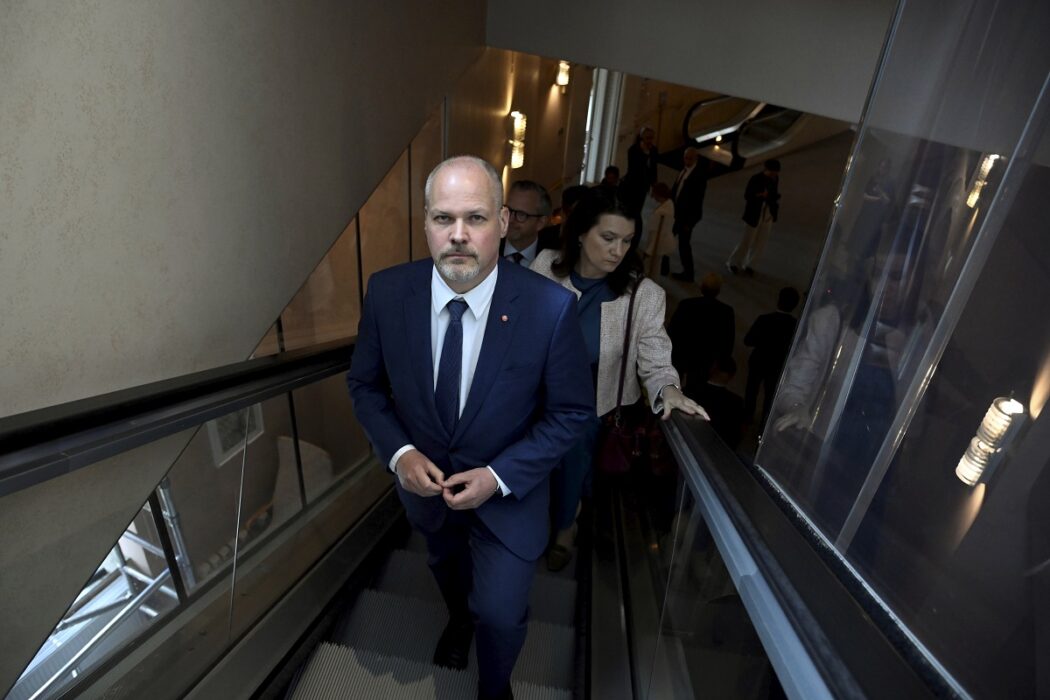 "Jag hoppades innerligen att Morgan Johansson skulle bli avsatt som minister, men han borde inte bli det ensam.