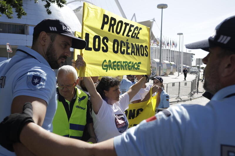 Under en stor internationell havskonferens i Lissabon, Portugal, passade aktivister från Greenpeace på att protestera mot vad de menar är EU:s hyckleri, när det gäller den internationella havspolitiken.