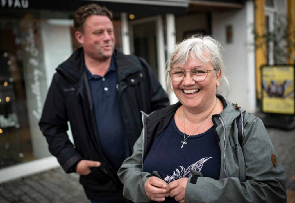 Søren Harrig Pedersen kommer att rösta nej medan Nina Davidsen säger ja till att Danmark ska ta bort sitt förbehåll från att delta i EU:s försvarssamarbete.