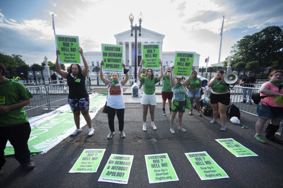 Abortförespråkare protesterar framför Högsta domstolen i Washington i mitten av juni.