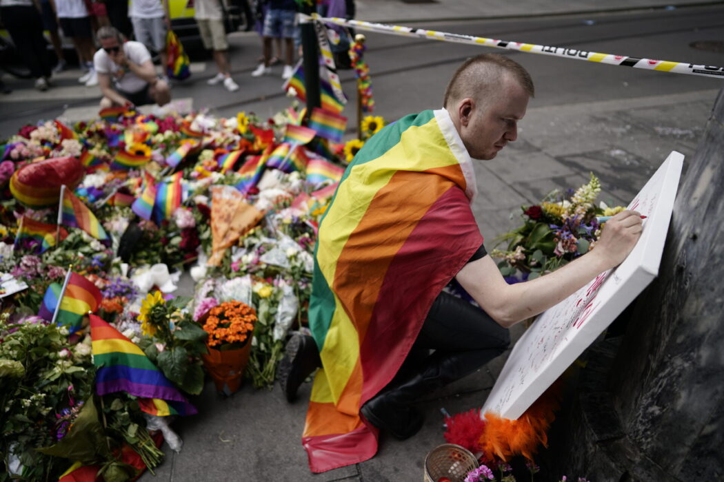 Blommor och prideflaggor vid platsen för lördagens skjutning i centrala Oslo, där två personer dog och ett 20-tal skadades i vad den norska säkerhetspolisen bedömer vara en extremistisk islamistisk terrorhandling.