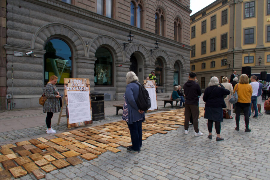 Utställningen ”Den stora saknaden” handlar om asylsökande som kommit till Sverige de senaste åren i jakt på en fristad och trygghet, men nekats det.