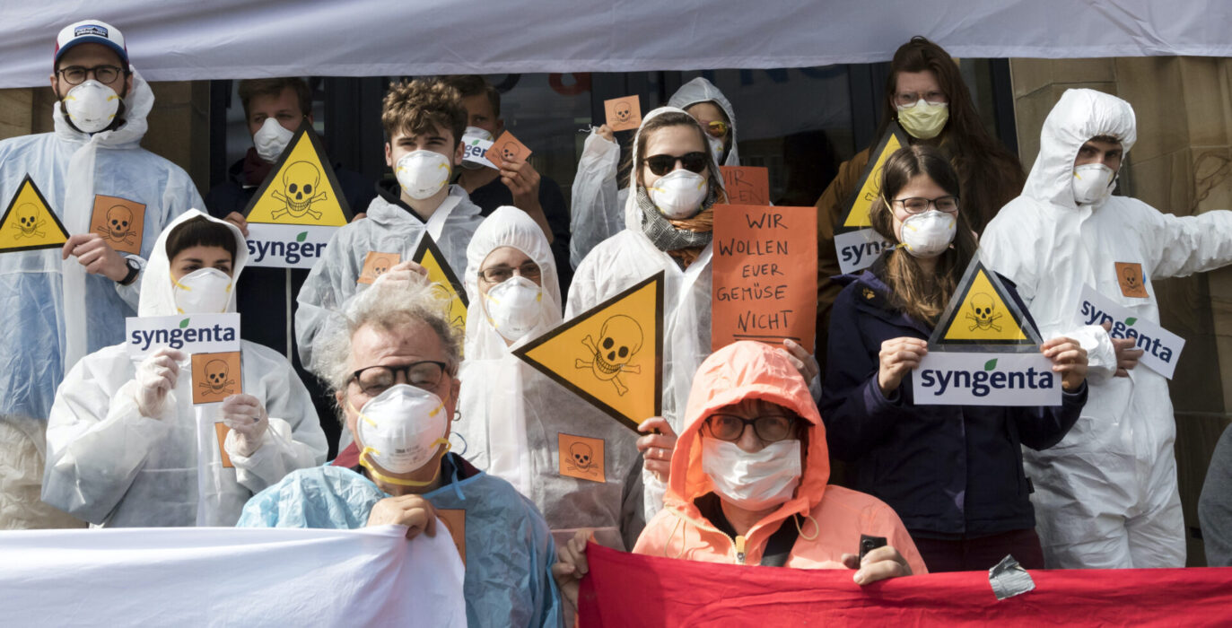 Bakom de mest använda bekämpningsmedlen står kemijättar som Bayer (numera ägare till Monsanto), Syngenta, BASF och Dow chemical.