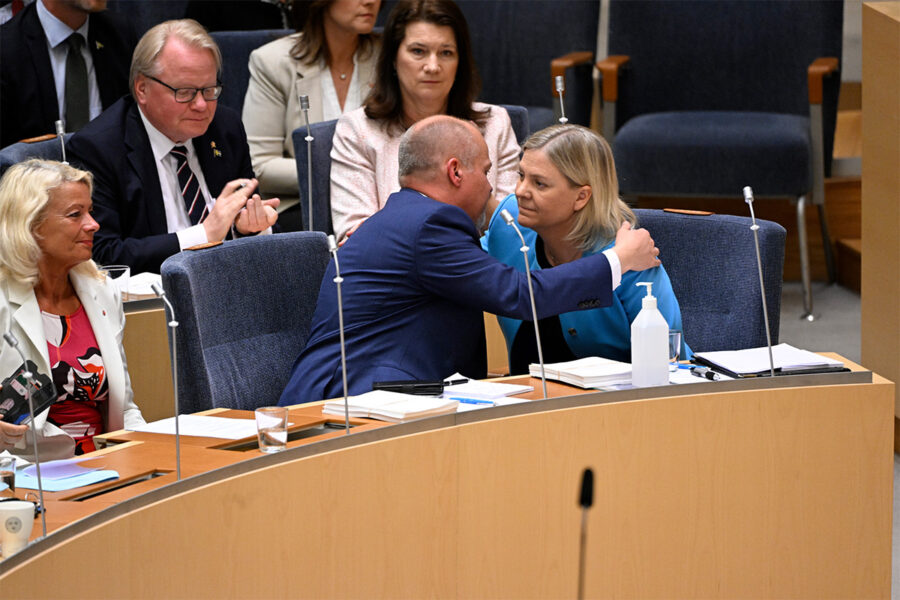 Morgan Johansson kramar om Magdalena Andersson efter beskedet om att han får sitta kvar som justitieminister.