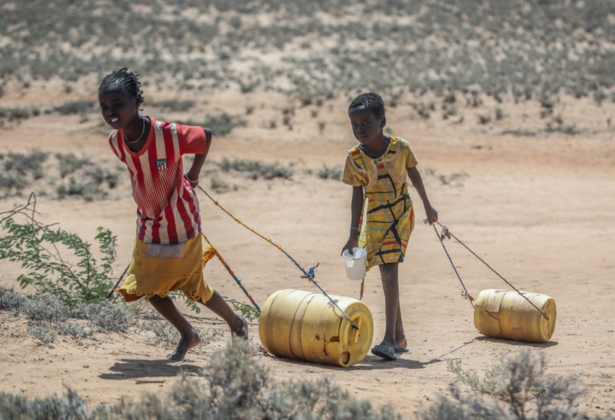 Två flickor har hämtat vatten i byn Lomoputh i norra Kenya.