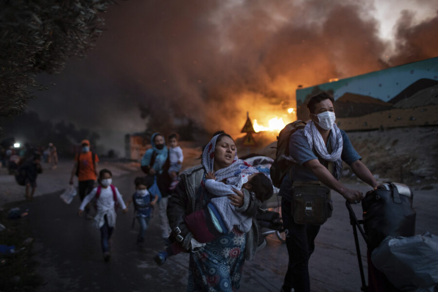 Människor flyr från branden i det ökända flyktinglägret Moria, september 2020.