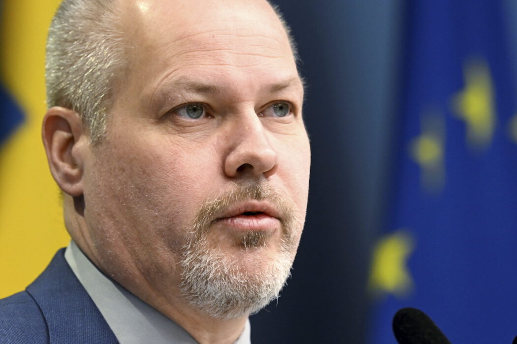 SD väcker misstroende mot justitieminister Morgan Johanssson, och får stöd av M, KD och L.