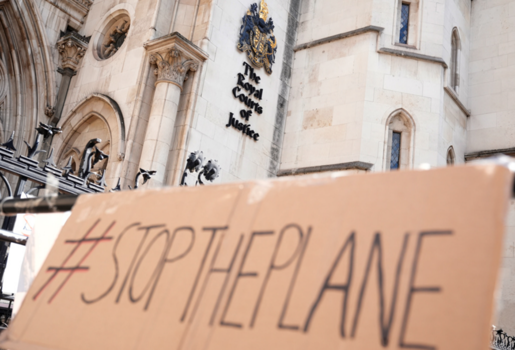 Protester utanför domstolen i London på måndagen.