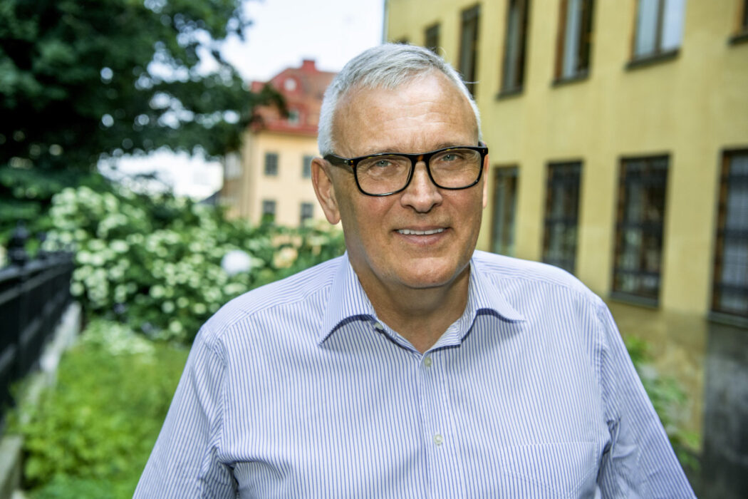 Anders Knape lämnar sina uppdrag sedan polisen inlett en förundersökning om misstänkt sexköp.