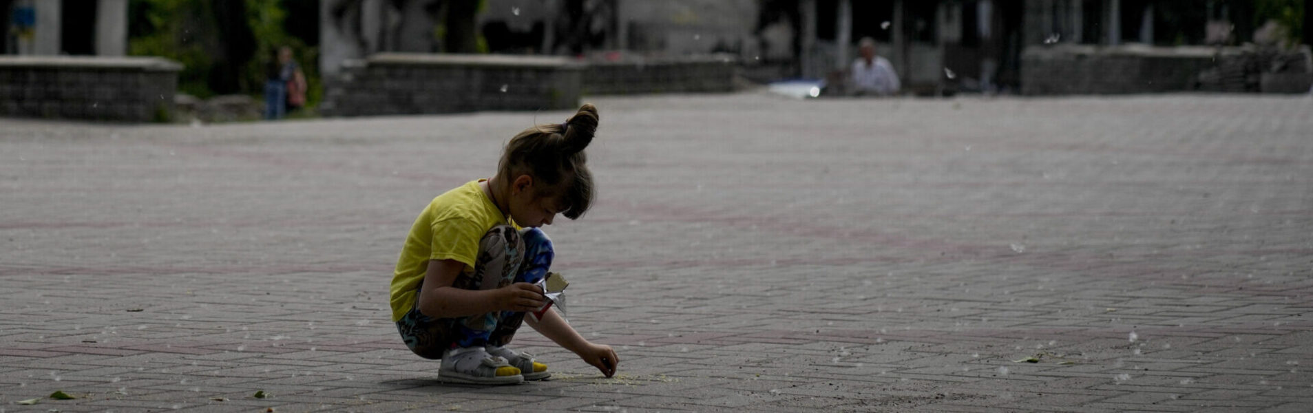 En lekande flicka, omgiven av bombade byggnader, i Borodjanka utanför Kiev i lördags.