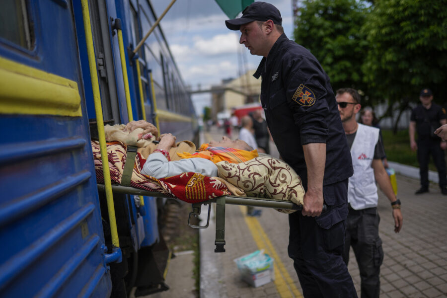 En äldre patient bärs ombord på Läkare utan gränsers evakueringståg i Pokrosvk, östra Ukraina, den 29 maj.