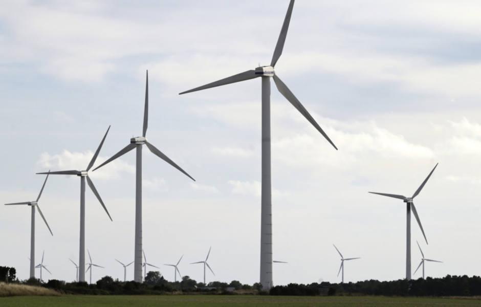 Under förra året fördubblades den tid det tar för mark- och miljödomstolarna att fatta beslut om en vindkraftsansökan.
