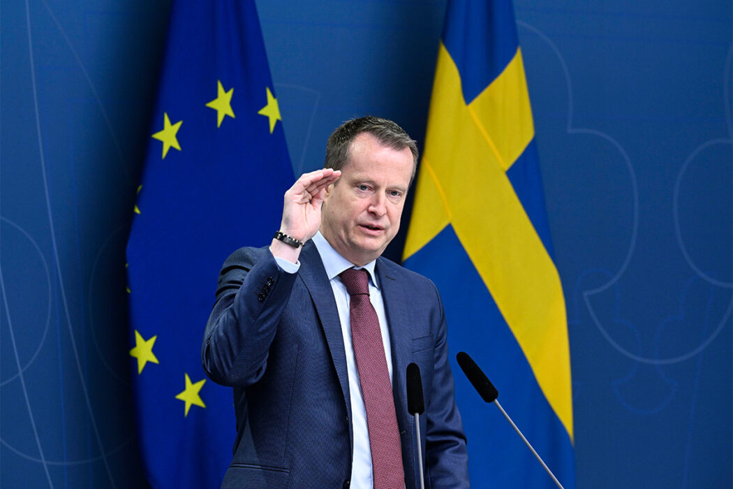 Migrations- och integrationsminister Anders Ygeman vill utreda krav på språk- och samhällskunskap för permanenta uppehållstillstånd.