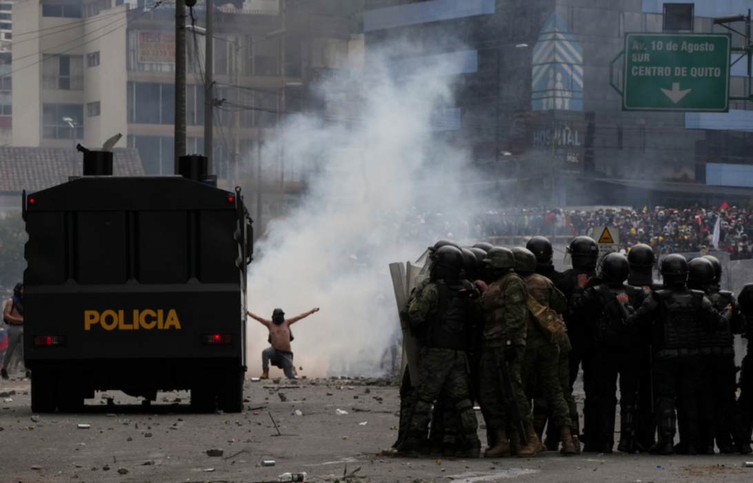 Regeringskritiska demonstranter drabbar samman med polis i Ecuadors huvudstad Quito.