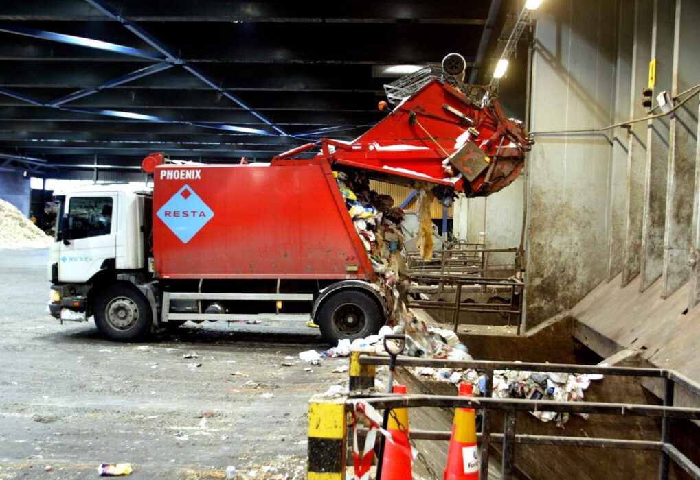 En stor andel plast i vårt avfall gör att koldioxidutsläppen ökat i takt med att det blivit vanligare att generera värme och el genom att elda sopor.