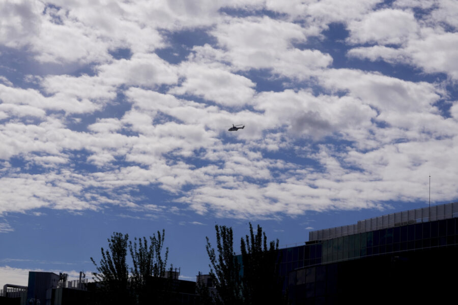 En hellikopter cirkulerar över området där Natos toppmöte ska hållas i Madrid, Spanien, i veckan.