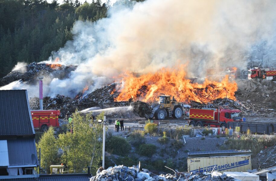 Brand på ett sopberg i Botkyrka 2020.