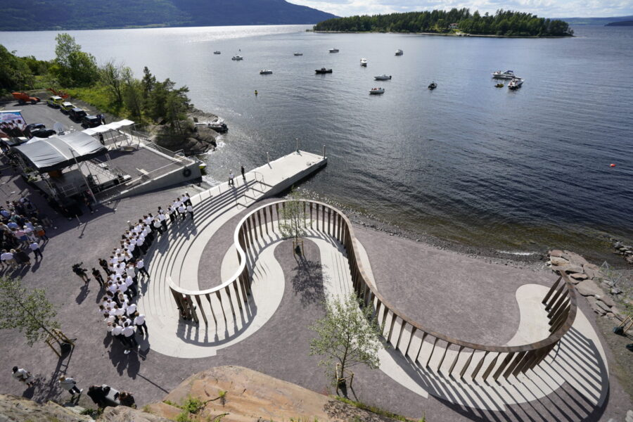 Den norska regeringen invigde på lördagen den nationella minnesplatsen för terroroffren på Utøya (ön i bakgrunden) och regeringskvarteret 2011.